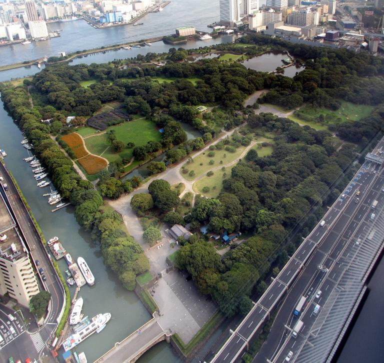 Les jardins du Hamarikyû vus depuis un building de Shiodome
